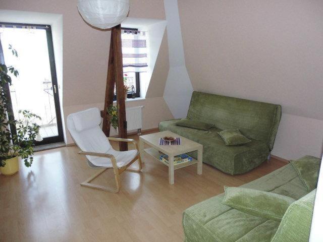 Sehr-Schoene-4-Raum-Maisonette-Fewo-Mit-110Qm-Balkon-Zentral-Preiswert-T7 دريسدن المظهر الخارجي الصورة